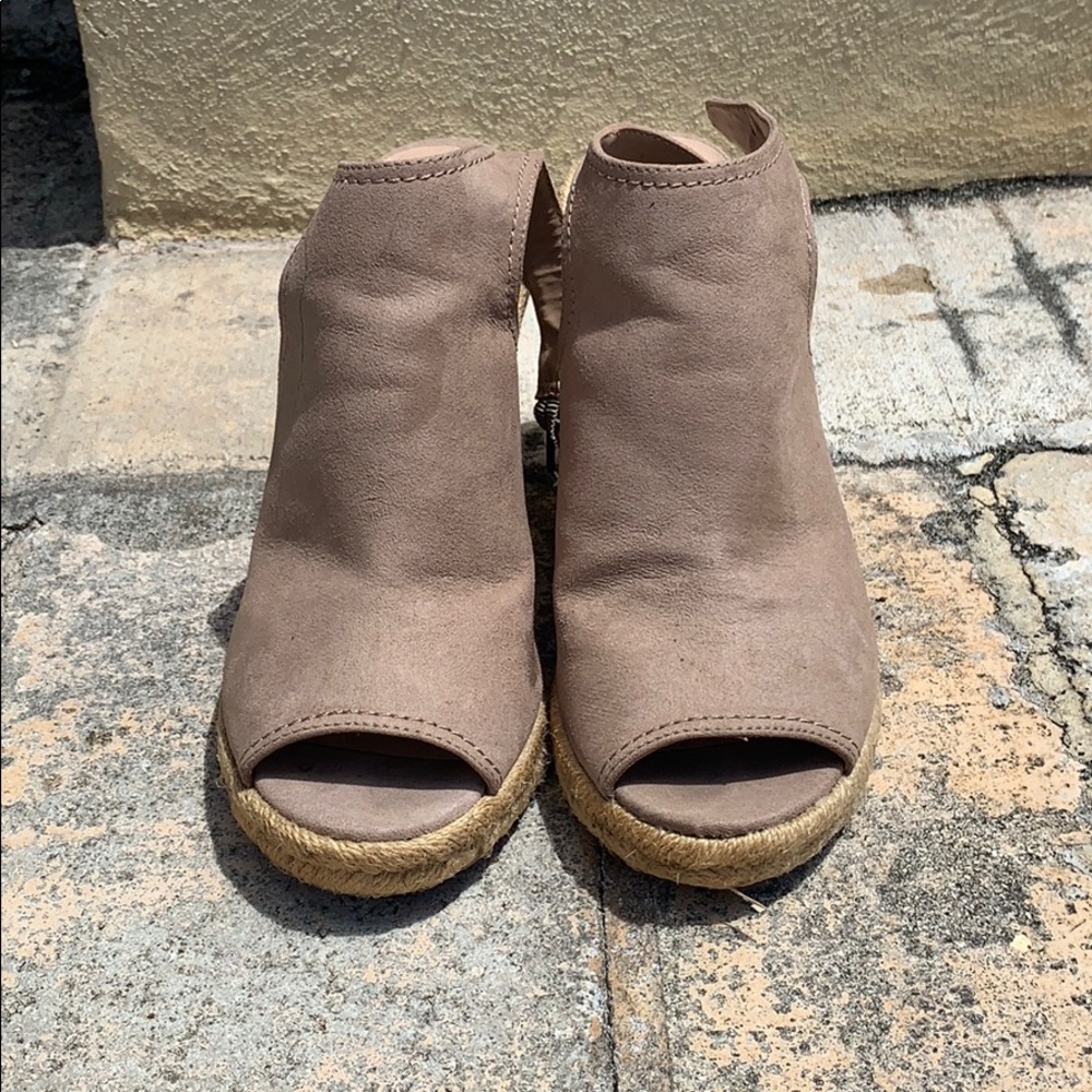 Tan Wedges